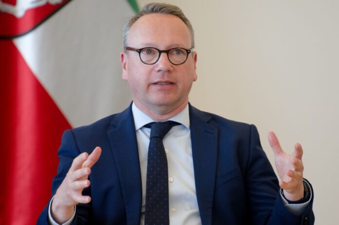 NRW-Justizminister Limbach war wegen der Besetzung unter Druck geraten. (Archivbild) 