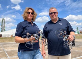 Die Gründer des Drohnenshow-Veranstalters AO Multimedia & Drones, der auf der Rheinkirmes in Düsseldorf zwei Vorführungen mit jeweils 1.000 Drohnen macht.