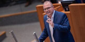 SPD-Fraktionschef Jochen Ott kritisiert, dass CDU und Grüne noch immer nicht das versprochene kostenfreie dritte Kita-Jahr umgesetzt hätten (Archivbild). 