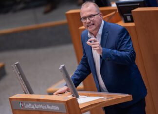 SPD-Fraktionschef Jochen Ott kritisiert, dass CDU und Grüne noch immer nicht das versprochene kostenfreie dritte Kita-Jahr umgesetzt hätten (Archivbild). 