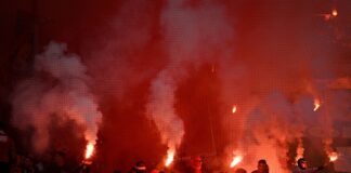 Kölner Fans zünden Pyrotechnik beim Spiel gegen Kaiserslautern