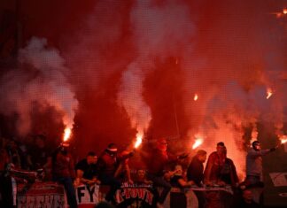 Kölner Fans zünden Pyrotechnik beim Spiel gegen Kaiserslautern
