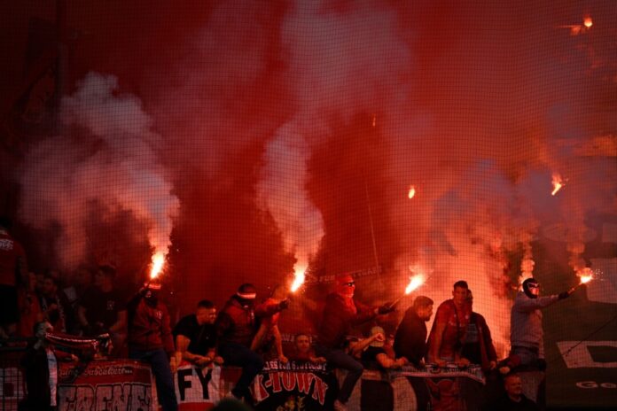 Kölner Fans zünden Pyrotechnik beim Spiel gegen Kaiserslautern