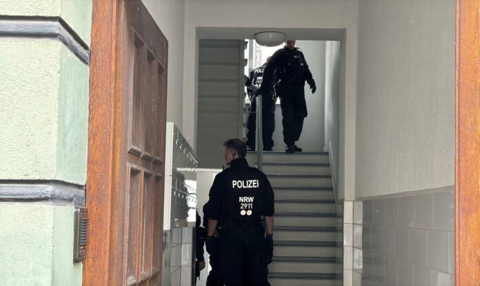 Die Einsatzkräfte durchkämmten auch Hinterhöfe.