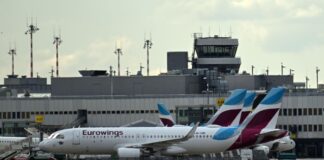 Flugzeuge stehen am Flughafen Düsseldorf (Archivfoto)