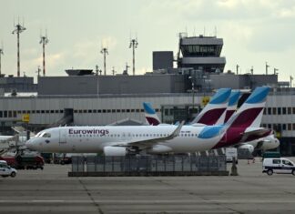 Flugzeuge stehen am Flughafen Düsseldorf (Archivfoto)
