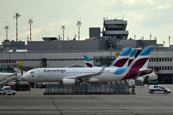 Flugzeuge stehen am Flughafen Düsseldorf (Archivfoto)