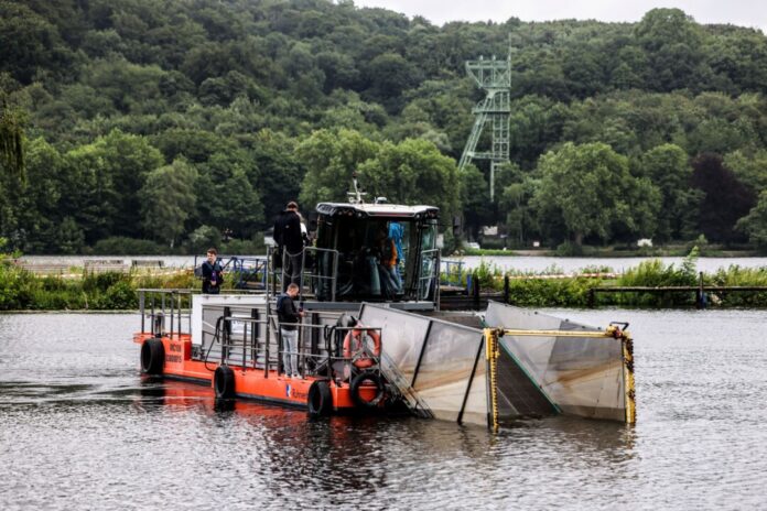 Mähboot auf dem Baldeneysee in Essen Ein neues Mähboot gegen die schnell wachsende Pflanze Elodea ist jetzt im Einsatz