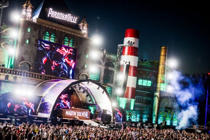 Rund 300 Künstlerinnen und Künstler stehen beim Parookaville-Festival auf der Bühne. (Archivbild)
