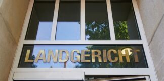 Der Angeklagte will noch tagelang neben der Leiche gelebt haben.