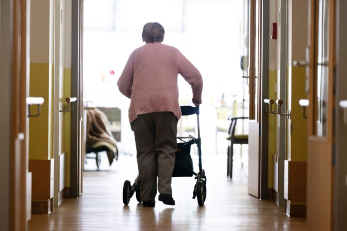 Heimplätze werden für Pflegebedürftige immer teurer. (Archivbild)