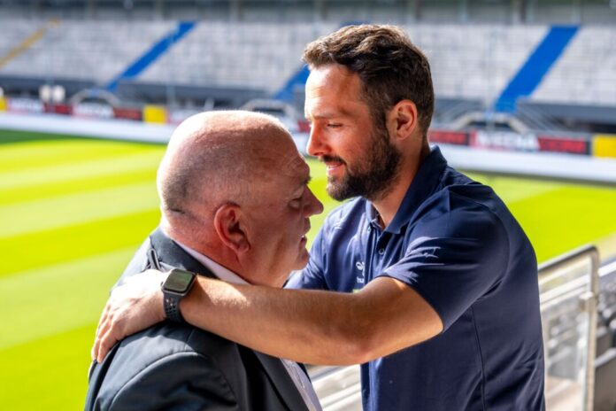  Präsident Thomas Sagel (l) und Trainer Ralf Kettemann (r) arbeiten künftig mit dem neuen Sportchef Sebastian Lange zusammen. 