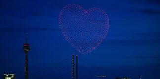 Ein Herz aus 1.000 Drohnen über dem Rhein in Düsseldorf.
