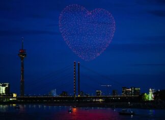 Ein Herz aus 1.000 Drohnen über dem Rhein in Düsseldorf.