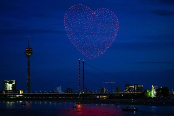 Ein Herz aus 1.000 Drohnen über dem Rhein in Düsseldorf.