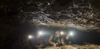 Die Höhlenforscher arbeiten sich durch den Schlamm in der Kluterthöhle voran.