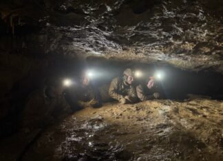 Die Höhlenforscher arbeiten sich durch den Schlamm in der Kluterthöhle voran.