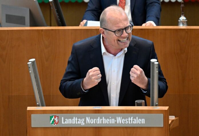 NRW-SPD-Oppositionsführer Jochen Ott hält eine Neuverhandlung der Ferientermine für überfällig. (Archivbild)