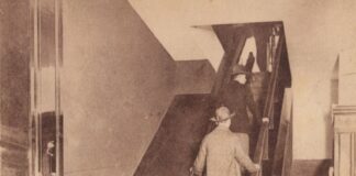 Eine Postkarte aus dem Kölnischen Stadtmuseum zeigt die erste deutsche Rolltreppe im Kölner Kaufhaus Tietz im Jahr 1925.