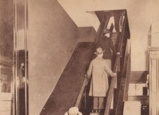 Eine Postkarte aus dem Kölnischen Stadtmuseum zeigt die erste deutsche Rolltreppe im Kölner Kaufhaus Tietz im Jahr 1925.