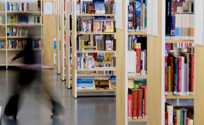Die städtische Bücherei in Siegburg ist als Bibliothek des Jahres 2025 in der Kategorie kleinere Kommunen und Regionen ausgezeichnet worden. (Symbolbild)