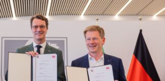 Haben eine Kooperationsvereinbarung unterschrieben: NRW-Ministerpräsident Hendrik Wüst (l) und Bahnchef Richard Lutz.