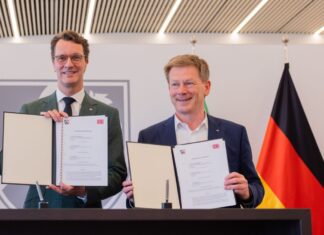 Haben eine Kooperationsvereinbarung unterschrieben: NRW-Ministerpräsident Hendrik Wüst (l) und Bahnchef Richard Lutz.