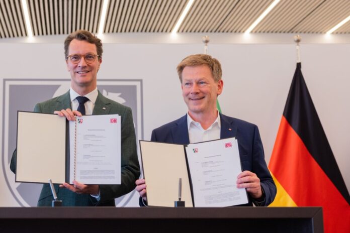 Haben eine Kooperationsvereinbarung unterschrieben: NRW-Ministerpräsident Hendrik Wüst (l) und Bahnchef Richard Lutz.