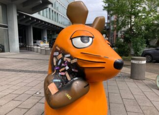 Die Maus-Figur vor dem WDR-Gebäude in Köln wurde mit vielen Pflastern versorgt. (Archivbild)