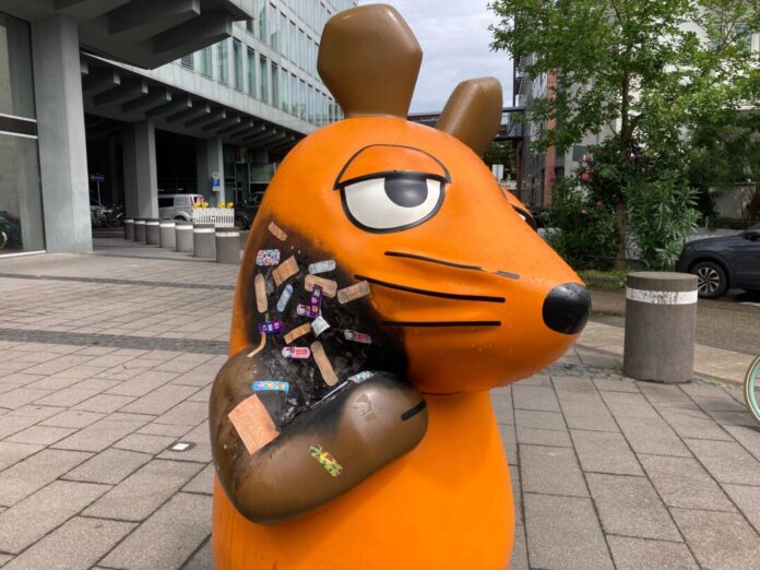 Die Maus-Figur vor dem WDR-Gebäude in Köln wurde mit vielen Pflastern versorgt. (Archivbild)
