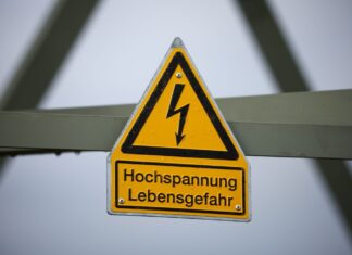 Bei einem Strom-Unfall in einem Umspannwerk ist ein Mann schwer verletzt worden. In der Folge kam es zu Stromausfällen in Aachen. (Symbolbild)
