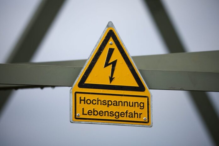 Hochspannungsleitung Bei einem Strom-Unfall in einem Umspannwerk ist ein Mann schwer verletzt worden. In der Folge kam es zu Stromausfällen in Aachen. (Symbolbild)