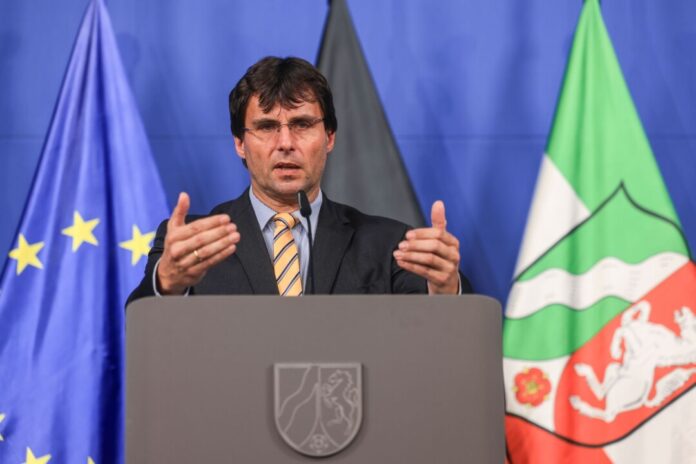 NRW-Finanzminister Marcus Optendrenk (CDU) legt den Haushaltsentwurf für 2026 vor. (Archivbild)