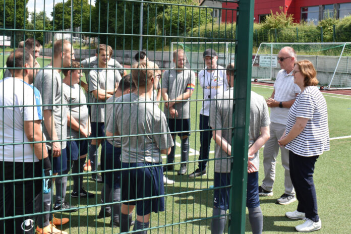 Kerstin Griese zu Gast auf dem Fußballplatz. Foto: Büro Griese
