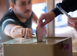 Knapp 14 Millionen Wahlberechtigte sind im September aufgerufen, über Bürger- und Oberbürgermeister, Landräte sowie die Räte der kommunalen Parlamente abzustimmen - ohne Helfer vor Ort geht es nicht. (Archivbild)