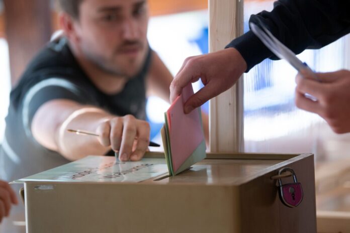 Knapp 14 Millionen Wahlberechtigte sind im September aufgerufen, über Bürger- und Oberbürgermeister, Landräte sowie die Räte der kommunalen Parlamente abzustimmen - ohne Helfer vor Ort geht es nicht. (Archivbild)