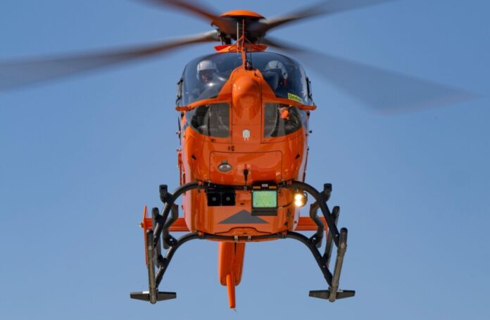 Rettungshubschrauber (Illustration) Mit einem Rettungshubschrauber wurde der Arbeiter ins Krankenhaus geflogen. (Symbolbild)