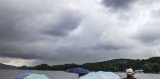 Den Regenschirm sollten Ausflügler auch in den kommenden Tagen in NRW dabeihaben. (Symbolbild)