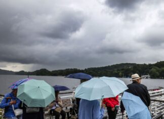 Den Regenschirm sollten Ausflügler auch in den kommenden Tagen in NRW dabeihaben. (Symbolbild)