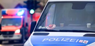 Polizeifahrzeug und Rettungswagen: Ein Senior ist mit seinem Krankenfahrstuhl tödlich verunglückt. (Symbolbild)