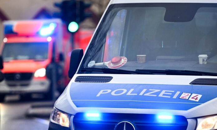 Polizei und Krankenwagen Polizeifahrzeug und Rettungswagen: Ein Senior ist mit seinem Krankenfahrstuhl tödlich verunglückt. (Symbolbild)