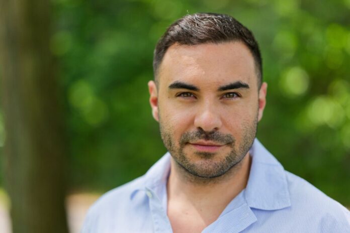 «Unter uns» - Lars Steinhöfel Serien-Star Lars Steinhöfel glaubt, dass die Deutschen es einfach lieben, «schlecht drauf zu sein».