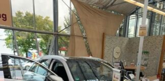 Ein Autofahrer hat in Ratingen mit seinem Wagen die Schaufensterscheibe eines Fachgeschäfts durchbrochen - und ist im Kassenbereich stehen geblieben. 