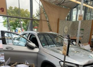 Ein Autofahrer hat in Ratingen mit seinem Wagen die Schaufensterscheibe eines Fachgeschäfts durchbrochen - und ist im Kassenbereich stehen geblieben. 