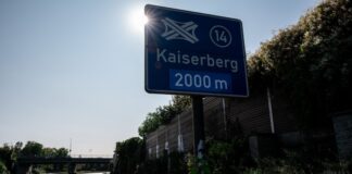 Die Sonne hat der Fahrbahn am Kreuz Kaiserberg in den vergangenen Tag arg zugesetzt. (Archivbild)