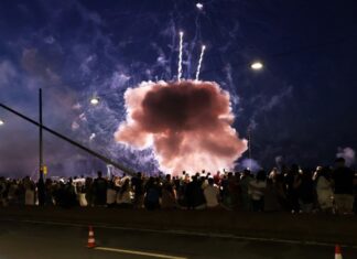 Das Unglück bei der Rheinkirmes ist durch eine Fehlzündung verursacht worden, teilte die Bezirksregierung mit.