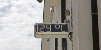 Sommerliche Temperaturen und Schwüle: In NRW sollen am Sonntagnachmittag Gewitter aufziehen.