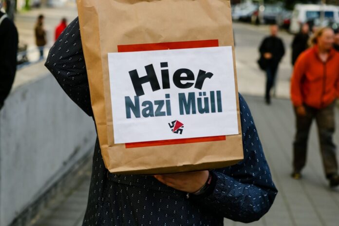 Stark steigende Gewalt- und Propaganda-Delikte aus der rechtsextremistischen Jugendszene alarmieren Innenminister und Opposition in Nordrhein-Westfalen. (Symbolbild)