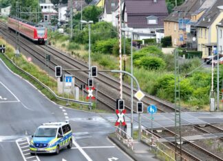 An einem Bahnübergang im Rhein-Sieg-Kreis sind zwei Menschen gestorben.