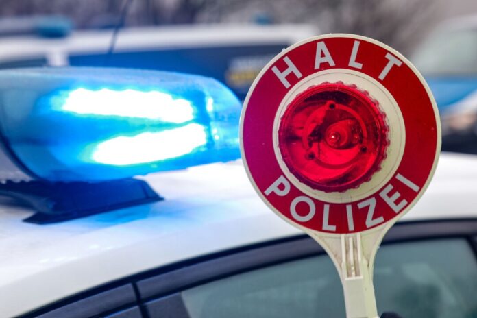 Die Polizei nahm den Fahrer aus Baden-Württemberg nahe Ibbenbüren (Kreis Steinfurt) fest. (Symbolbild)